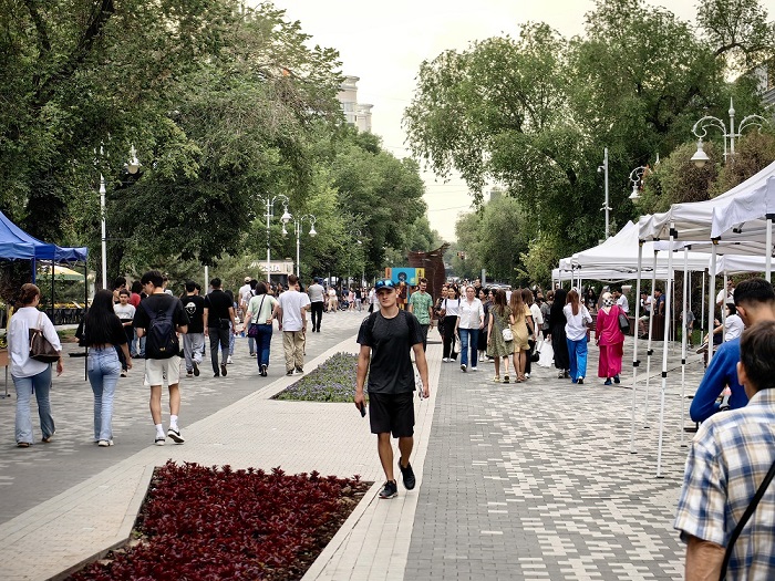 Zhibek Zholy (Silk Way) street, Almaty. CityTour.Asia